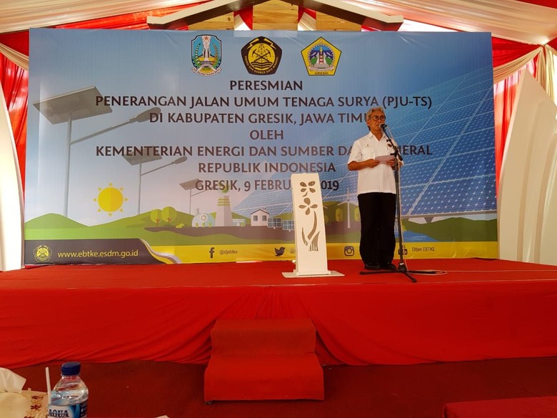 1.200 Lampu Surya Terangi Jalan Raya 4 Kabupaten di Jawa Timur 1.200 Lampu Surya Terangi Jalan Raya 4 Kabupaten di Jawa Timur