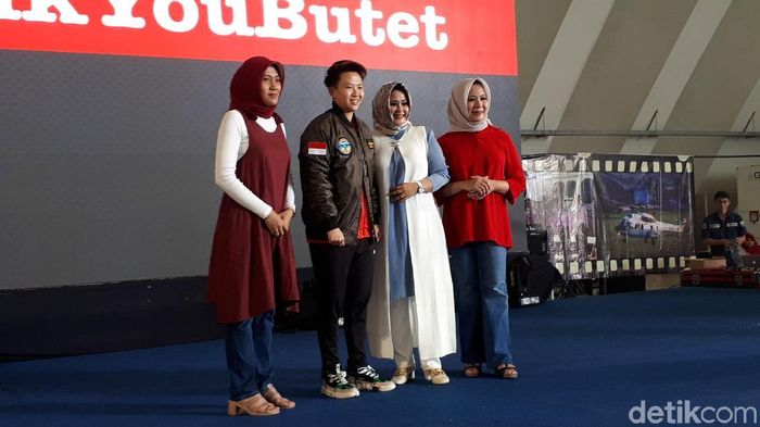 Liliyana Natsir menerima tantangan bertanding bulutangkis di ketinggia 17 ribu kaki. (Foto: Mercy Raya/detikSport) Liliyana Natsir menerima tantangan bertanding bulutangkis di ketinggia 17 ribu kaki. (Foto: Mercy Raya/detikSport)