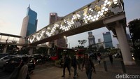 Sejumlah lampu yang dipasang semakin mempercantik keberadaan JPO tersebut.