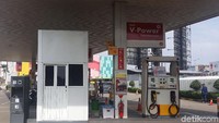 Beberapa pembeli mengaku sengaja datang setelah tau bahwa BBM Shell turun harga.
