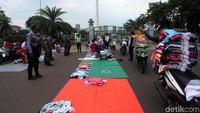 Para PKL langsung mengemasi barang-barang dagangannya.