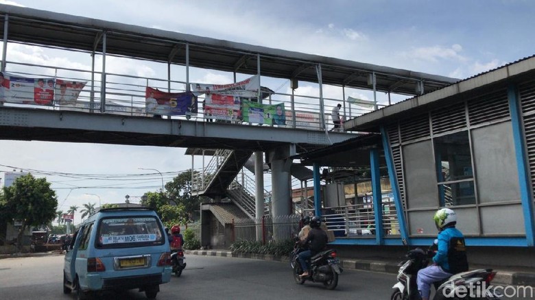 Truk Nyangkut di JPO Kramat Jati Dievakuasi, Lalin Lancar Truk Nyangkut di JPO Kramat Jati Dievakuasi, Lalin Lancar