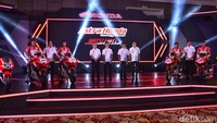 Pebalap Astra Honda Racing Team (AHRT) Dimas Elky Pratama, Gerry Salim, Andi Gilang, Rheza Danica Ahrens, Irfan Ardiansyah, Lucky Hendriansyah, Awhin Sanjaya, Azryan Dheo Wahyumaniadi, dan Herlian Dandy yang diperkenalkan di Convention Hall Hotel Harris, Bandung.