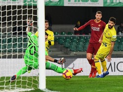 Edin Dzeko menggandakan keunggulan Roma pada menit ke-18 berkat tendangan menyusur tanahnya. (Alessandro Sabattini/Getty Images)
