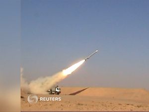 Meski Ditekan, Iran Unjuk Kebolehan Rudal Penjelajah
