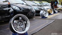 Auto Tune Contest & Charity juga menampilkan berbagai aksesoris mobil, seperti pelek.