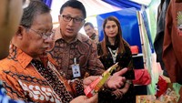 PT Bank Rakyat Indonesia (Persero) Tbk terus menunjukkan komitmennya menyukseskan program Kredit Usaha Rakyat (KUR) yang digagas oleh pemerintah. Hal ini ditunjukkan dengan dukungan peluncuran skema terbaru KUR yakni KUR Khusus Peternakan Rakyat, di Lapangan Pandesari, Kecamatan Pujon, Kabupaten Malang, Sabtu (9/2). Hadir dalam acara ini Menteri Kooordinator Perekonomian Darmin Nasution dan Direktur Mikro dan Kecil Bank BRI Priyastomo. Foto: dok. BRI