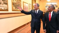 Hulusi Akar menunjukkan foto-foto koleksi Kementerian Pertahanan Turki kepada Ryamizard Ryacudu. Istimewa/Juli Syawaludin/Puskom Kemenhan.