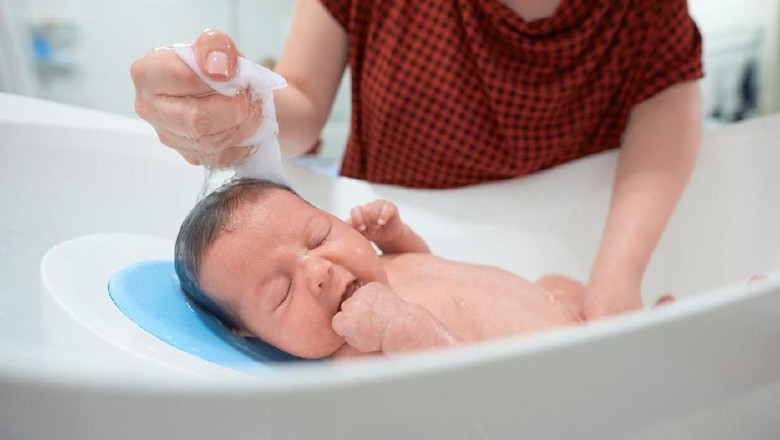 Ilustrasi bayi mandi/ Foto: iStock Ilustrasi bayi mandi/ Foto: iStock