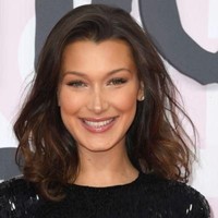 Bella Hadid memang beberapa kali dikatakan mirip dengan Carla Bruni. Majalah Harpers Bazaar Australia pernah menyebutkan mereka seperti kembar dan punya kemiripan yang menakutkan. Dalam sebuah artikel di W Magazine, ada teori konspirasi bahwa keduanya adalah orang yang sama. Mereka pun terlihat identik terutama ketika Carla Bruni berusia 20an dan 30an. (Foto: Ist.)