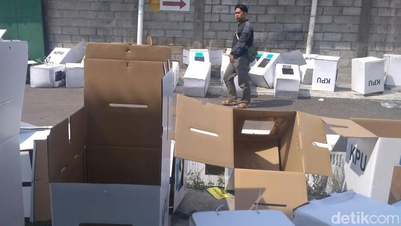 KPU akan Ganti Kotak Suara yang Rusak di Gudang Cirebon KPU akan Ganti Kotak Suara yang Rusak di Gudang Cirebon