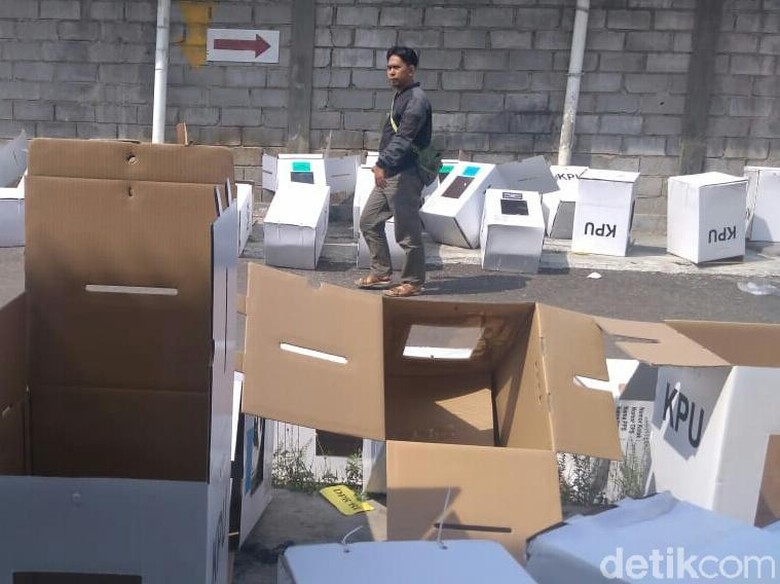 Gudang KPU Cirebon Rembes Air Hujan, Sejumlah Kotak Suara Rusak Gudang KPU Cirebon Rembes Air Hujan, Sejumlah Kotak Suara Rusak