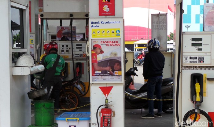 Hari ini Shell Indonesia menurunkan harga jual BBM-nya. Beberapa SPBU Shell terlihat ada peningkatan pembeli.