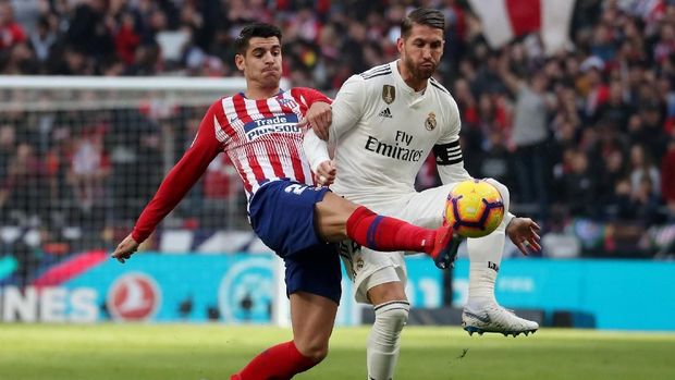 Alvaro Morata sempat dijatuhkan di dalam kotak penalti namun tak dianggap penalti oleh wasit. (