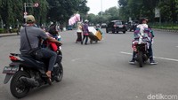 Sebagian pedagang membawa dagangannya  mengunakan sepeda motor.