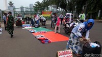 Petugas gabungan yang melakukan penertiban itu dari TNI, Dishub DKI Jakarta, dan keamanan Monas.