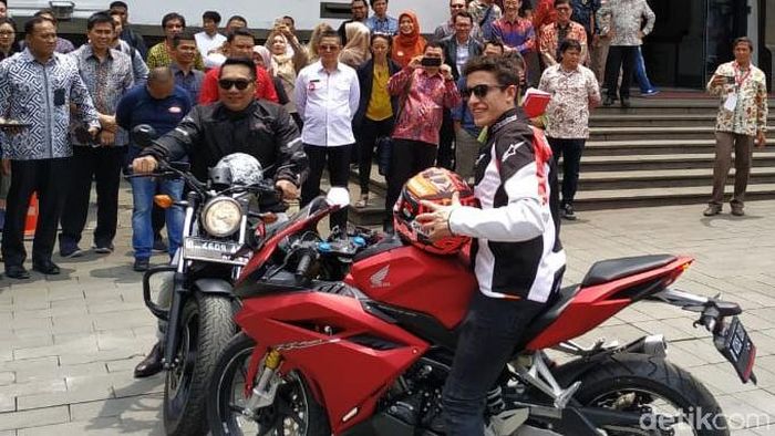 Marc Marquez bersama Gubernur Jawa Barat, Ridwan Kamil. (Foto: Mukhlis Dinillah)