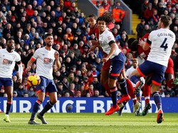 Sadio Mane membuka keunggulan Liverpool lewat sundulannya pada menit ke-24 meneruskan umpan James Milner. (Jason Cairnduff/Reuters)