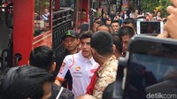 Menggunakan Bandros Marc Marquez keliling Bandung. Foto: Lucas/Mukhlis/detikOto