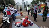 Para PKL itu terpaksa ditertibkan karena berjualan di depan gerbang Monas.