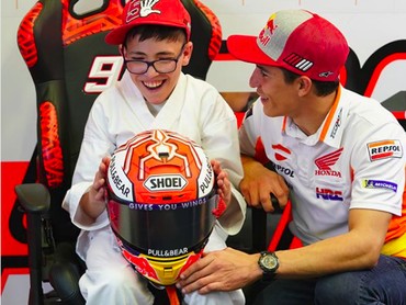 Potret Manis Pebalap Handal Marc Marquez Bareng Anak-anak