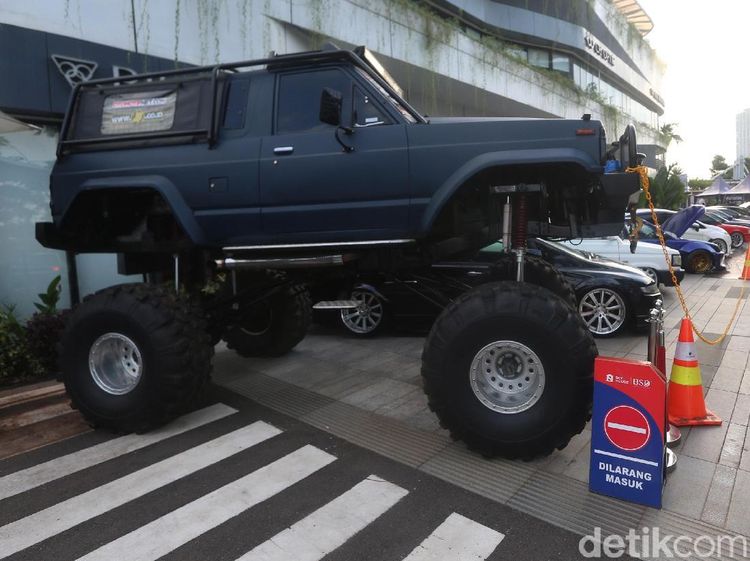 Ratusan Mobil Modifikasi Mejeng di Auto Tune Contest & Charity