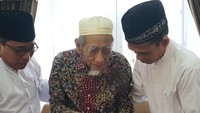 Belajar ilmu tawadhu dari beliau, Saya ini bukan Kiyai, saya ini awam, Masya Allah, kata UAS soal pertemuannya dengan Mbah Moen (Foto: Instagram @ustadzabdulsomad)