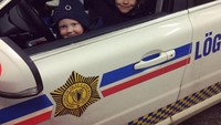 Polisi Islandia paling suka bermain bersama anak-anak. Bahkan sering kali, anak-anak di sana naik mobil polisi. Happy banget ya! (Instagram/logreglan)