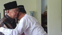 Kunjungan ketiga UAS adalah bertemu Gus Solah. Gus Solah merupakan pengasuh Pesantren Tebuireng, Jombang, Jawa Timur. (Foto: Instagram @ustadabdulsomad)
