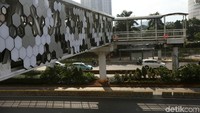 JPO tersebut menggantikan JPO lama yang tiangnya berada di tengah jalan pasca revitalisasi jalur pedestrian.