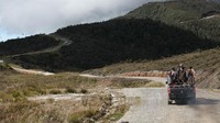 Sejumlah warga melintasi jalan Trans Papua menggunakan mobil. Istimewa/Kementerian PUPR.