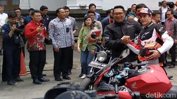Ridwan Kamil saat bersama Marc Marquez