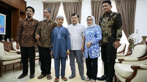 Bocah Tuna Netra Hafiz Alquran 30 Juz Bertamu ke Kediaman Wapres JK