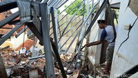 Beberapa rumah porak-poranda hingga atap baja ringannya jatuh tak beraturan. Bahkan rumah milik korban yang meninggal dunia rata dengan tanah.