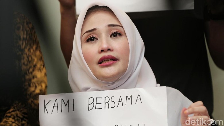 Pesan Mandala Shoji pada Istri dan Anak Sebelum Jalani Hukuman/ Foto: Istri Mandala Shoji (Hanif/detikHOT) Pesan Mandala Shoji pada Istri dan Anak Sebelum Jalani Hukuman/ Foto: Istri Mandala Shoji (Hanif/detikHOT)