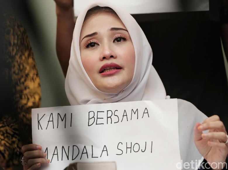 Istri Curhat Mandala Shoji Tidur di Penjara: Siram Kecoa Datang Kelabang Istri Curhat Mandala Shoji Tidur di Penjara: Siram Kecoa Datang Kelabang