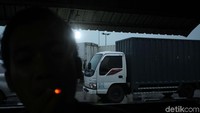 Jalan tol Trans Jawa kini mulai beroperasi, kehadirannya membuat persepsi oleh sejumlah orang. Salah satunya fasilitas rest areanya yang dinilai kerap membedakan antara sopir truk dan kendaraan umum.
