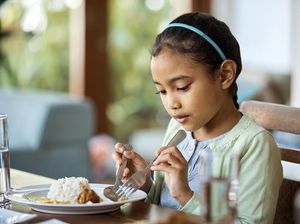Bunda, Manfaatkan Obrolan Meja Makan untuk Bentuk Karakter Anak