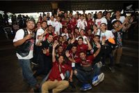 Pecah! Marquez Bergoyang, Menyanyi, dan Main Angklung di Bandung