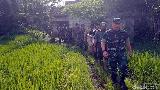 Dandim Cianjur Buatkan Rumah Keluarga yang Masak Makanan Busuk