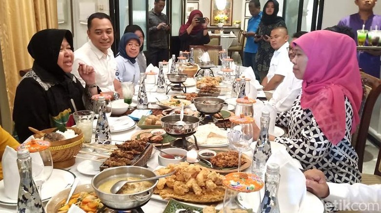 Sempat Bersitegang, Kini Risma dan Khofifah Saling Berbincang Sempat Bersitegang, Kini Risma dan Khofifah Saling Berbincang