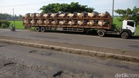 Kendaraan truk sering dicurigai akibat beban muatannya yang melampaui standar jalanan.