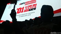 Suasana di dalam gedung Istora tampak penuh, baik di bangku tribun maupun di lapangannya.