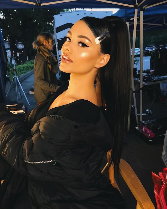 Sudah menonton video klip terbaru Ariana yang berjudul Break up With Your Girlfriend, Im Bored? Jika sudah, mungkin kamu melihat sesosok perempuan yang mirip dengan Ariana di salah satu adegannya. Namanya Ariel Yasmine. (Foto: Instagram/@moncherielle)