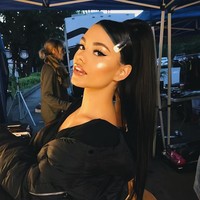Sudah menonton video klip terbaru Ariana yang berjudul Break up With Your Girlfriend, Im Bored? Jika sudah, mungkin kamu melihat sesosok perempuan yang mirip dengan Ariana di salah satu adegannya. Namanya Ariel Yasmine. (Foto: Instagram/@moncherielle)