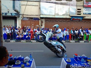 Polisi di Kota Kediri Kampanyekan Keselamatan dengan Freestyle Motor