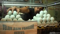 Para pedagang telur asin dan bawang di Brebes mengeluhkan anjloknya penjualan semenjak Tol Trans Jawa dibuka.