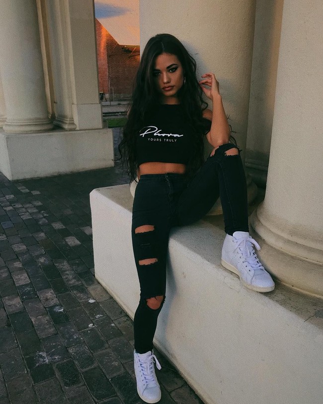 Tidak diketahui bagaimana Ariel bisa terpilih sebagai model video klip Ariana Grande. Ariel sendiri berada di bawah naungan agensi model Eris Talent Agency. (Foto: Instagram/@moncherielle)