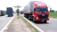 Meski jalur yang menyisir pantai utara Jawa ini cukup panjang namun para sopir truk nampak tak mau berpaling ke Tol Trans Jawa.  