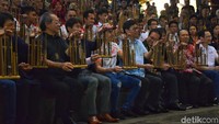 Marquez langsung klop saat bermain alat musik angklung dengan irama yang kompak bersama komunitas Honda dan jajaran manajemen PT Astra Honda Motor (AHM) yang turut serta mendampingi.